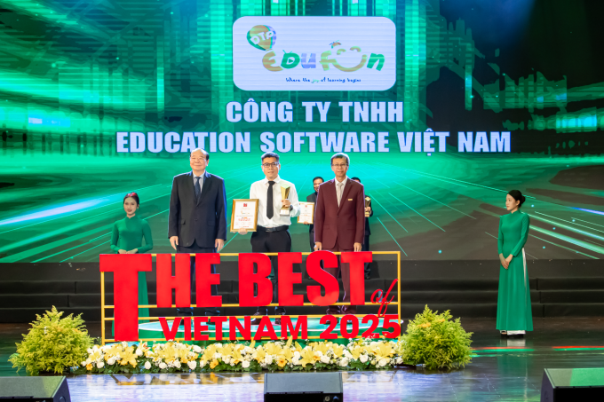 Đại diện công ty tại lễ vinh danh ứng dụng học tiếng Anh.