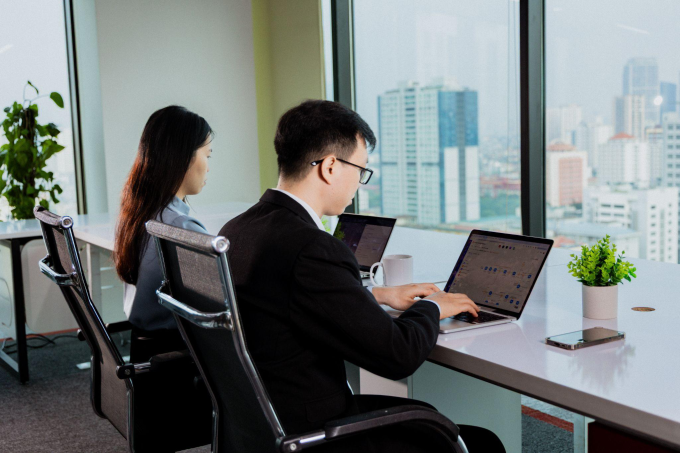 Nhân viên doanh nghiệp làm việc trên môi trường số.