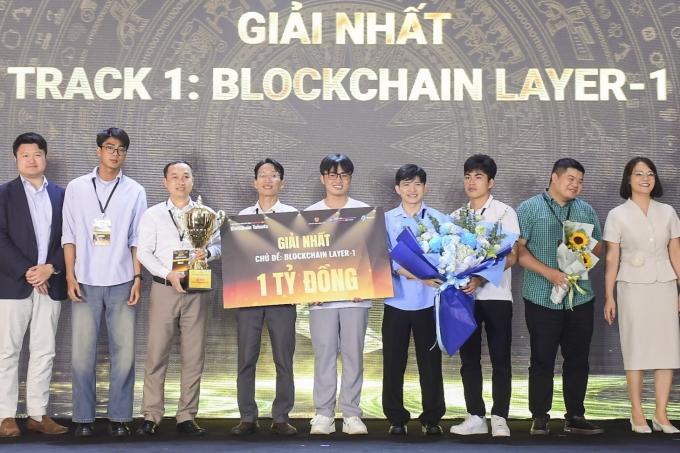 Đội KMASC giành chiến thắng tại hạng mục Blockchain Layer-1 của VietChain Talents 2025 với dự án nền tảng quản lý văn bằng, chứng chỉ quốc gia. Ảnh: Thúy Duyên