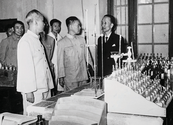 GS. Hồ Đắc Di (bìa phải) tiếp đón Chủ tịch Hồ Chí Minh và Bộ trưởng Bộ Giáo dục Nguyễn Văn Huyên tới thăm Trường Đại học Y. Ảnh tư liệu