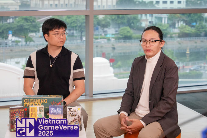 Ông Nguyễn Thiện Toàn (phải), nhà sáng lập Ngũ Hành Games chia sẻ tại talkshow. Ảnh: Thành Nguyễn