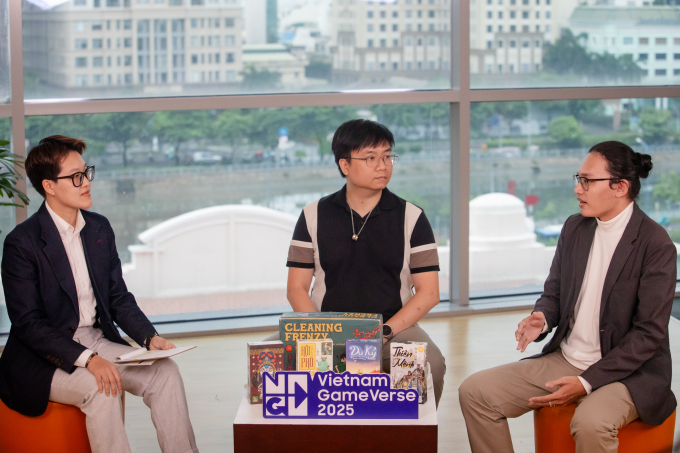 (Từ trái sang) Bà Sam Phạm, ông Phan Thanh Duy, ông Nguyễn Thiện Toàn tại talkshow Game và bản sắc văn hóa - yếu tố tạo dấu ấn thị trường. Ảnh: Thành Nguyễn