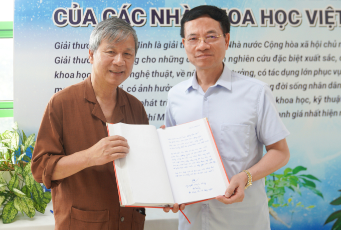 Bộ trưởng Khoa học và Công nghệ trao sổ lưu bút cho GS Nguyễn Anh Trí