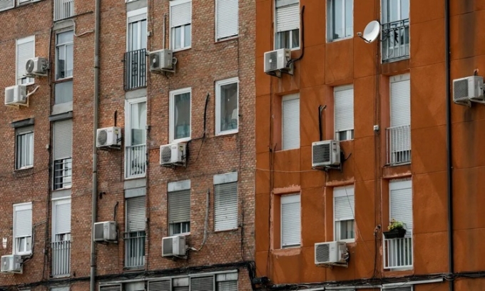 Điều hòa không khí bên ngoài một khu căn hộ ở Madrid, Tây Ban Nha.