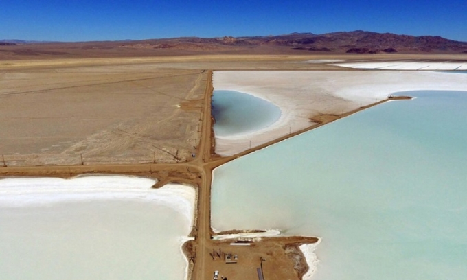 Nước muối giàu lithium ở Silver Peak, Nevada.