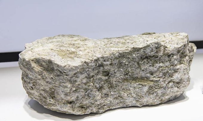Quặng lithium trưng bày ở Triển lãm lưu trữ năng lượng quốc tế Trung Quốc tại Thượng Hải vào tháng 9/2024. Ảnh: VCG
