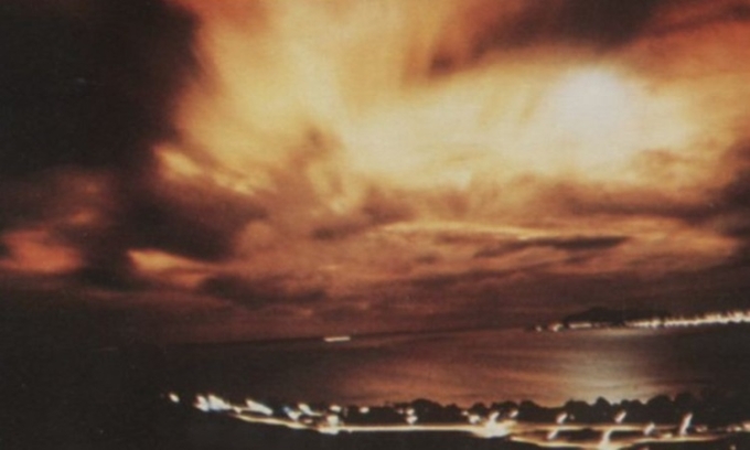 Cầu lửa tạo bởi vụ nổ Starfish Prime nhìn từ đảo Honolulu. Ảnh: Amusing Planet