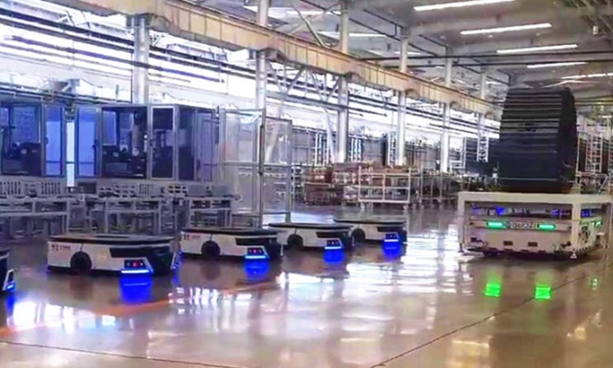 Các xe nâng hạ tự động do Guozi Robotics sản xuất.