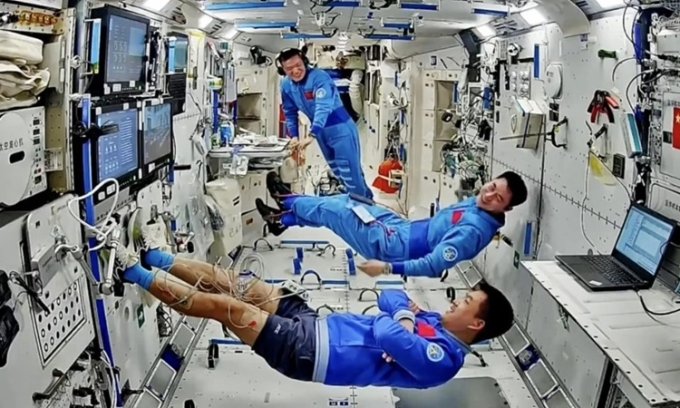 Các phi hành gia tiến hành thí nghiệm trên trạm Thiên Cung.