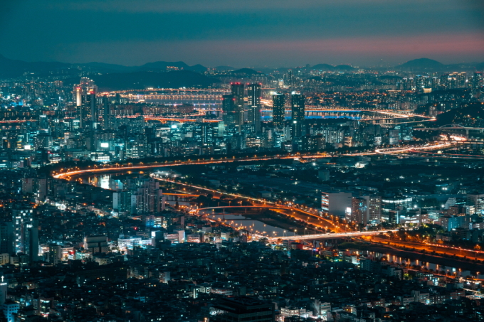 Toàn cảnh Seoul với sông Hàn về đêm nhìn từ núi Yongmasan năm 2020.