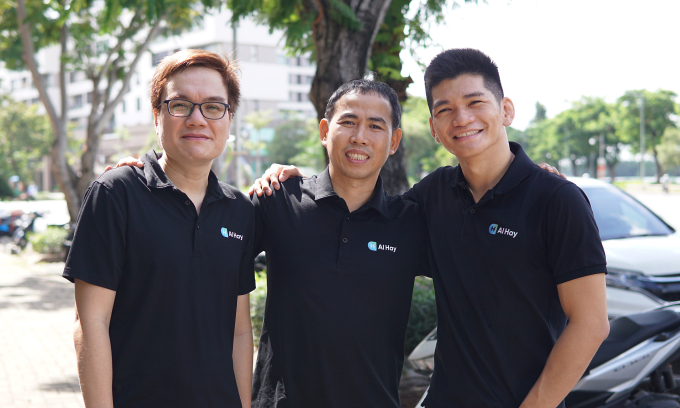 Ông Trần Quang Đức, đồng sáng lập và CEO AI Hay (trái) cùng đội ngũ điều hành. Ảnh: Nhựt Nam