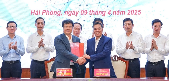 Lãnh đạo thành phố và Tập đoàn FPT đã ký kết Thỏa thuận hợp tác. Ảnh: Lê Tân