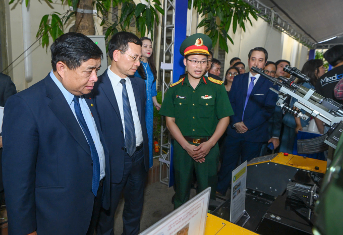 Phó thủ tướng và Bộ trưởng Khoa học và Công nghệ tham quan Ngày khoa học công nghệ Việt Nam 2025.